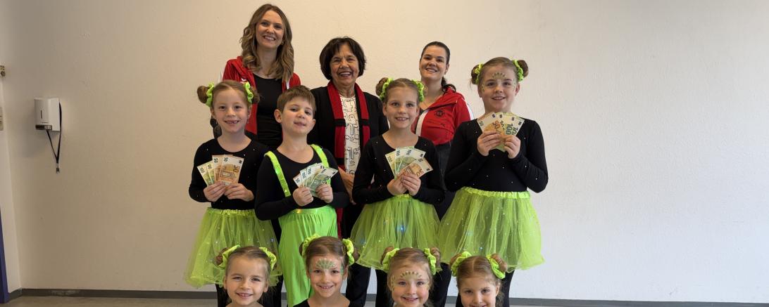 Marie Bauer, Rosemarie Schweyer und Carolina Heinrich mit einem Teil der Glühwürmchen