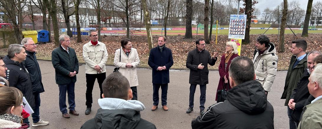 Das Foto entstand im Rieser Sportpark, wo der geplante Kunstrasenplatz des TSV Nördlingen besichtigt wurde.