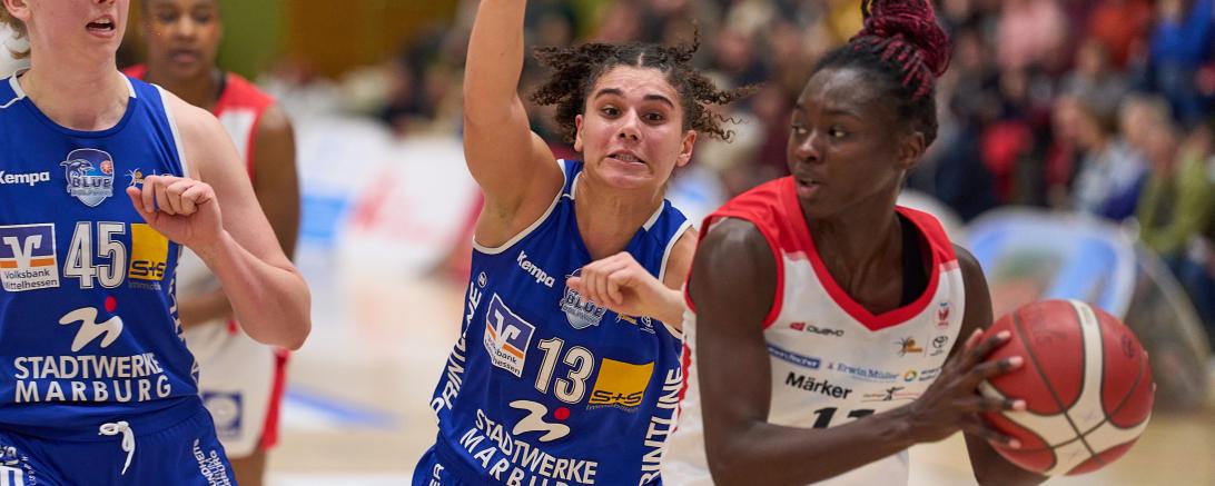 Mariam Hasle-Lagemann (weißes Trikot)