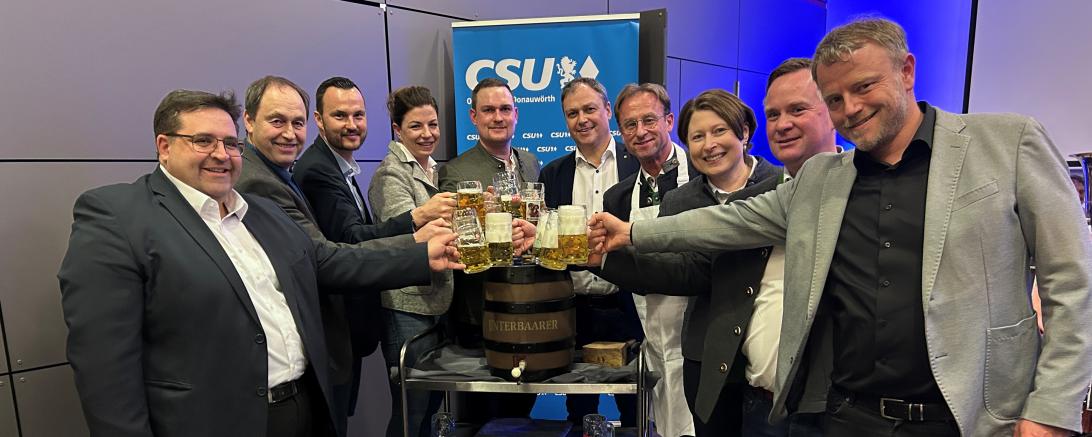 Gute Stimmung herrschte beim traditionellen Fischessen der CSU in Hamlar. Unser Foto zeigt nach dem Bieranstich von MdL Wolfgang Fackler (Vierter von rechts), Christian Hornung (Oberndorf), Andreas Glaß (Genderkingen), Tobias Schramm (Tapfheim), Stefanie Estner (Frauen-Union), Dominik Hilger (Asbach-Bäumenheim), Daniel Petrasch (Mertingen), Landratskandidatin Claudia Marb, Franz Ost (Riedlingen) und Stefan Loh (Donauwörth). 