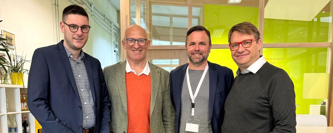 Landratskandidat Michael Dinkelmeier, Landtagsabgeordneter Anton Rittel, Matthias Lechner und Geschäftsführer Hans-Joachim Meinert im Austausch