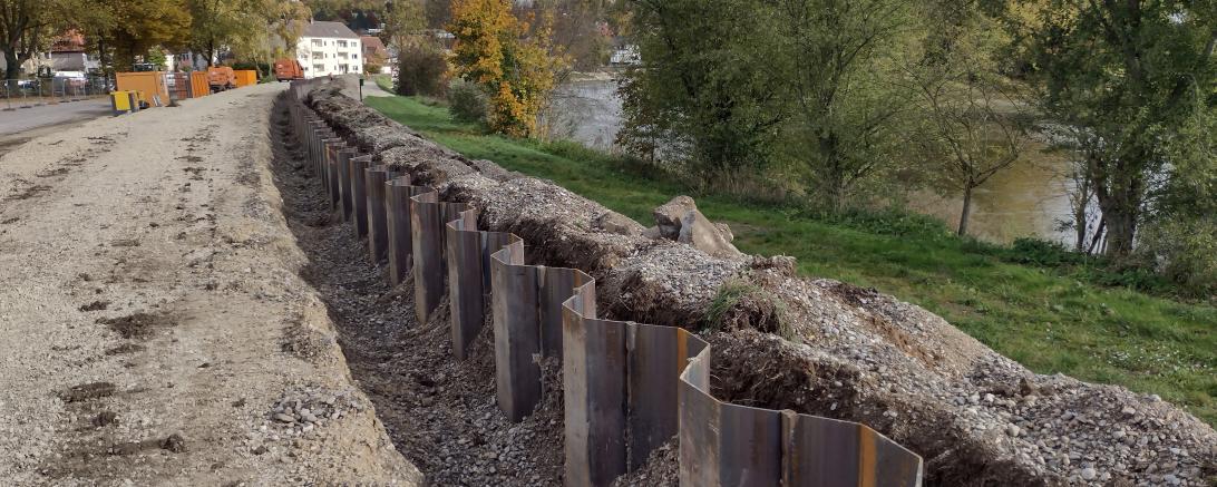 Das Foto zeigt die Spundwand im Deich an dem Festplatz in Donauwörth. Die Bauarbeiten sind inzwischen abgeschlossen.