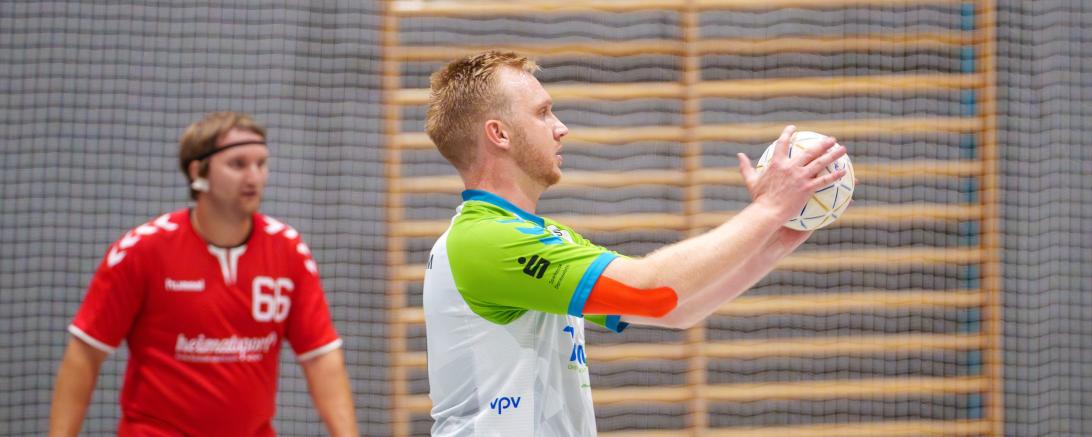 Auch ohne den etatmäßigen Kreisläufer Dominik Grob (am Ball) musste die erste Herrenmannschaft der Handballer aus Bäumenheim eine deutliche Niederlage hinnehmen.