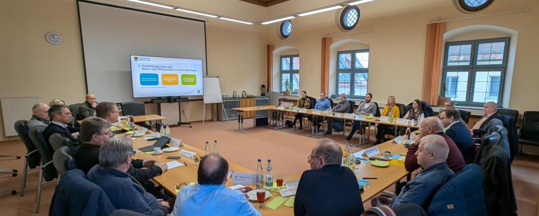 Mit dem neu geschaffenen Netzwerk kommunaler Klimaschutz rückt die Stabstelle Kreisentwicklung und Nachhaltigkeit mit 13 teilnehmenden Kommunen und zwei Verwaltungsgemeinschaften den Klimaschutz weiter in den Fokus. 