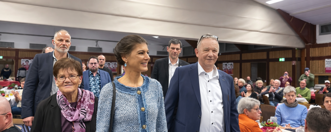 Sahra Wagenknecht war am 26. Februar 2026 auf Einladung von Manfred Seel (rechts) nach Bäumenheim gekommen. 