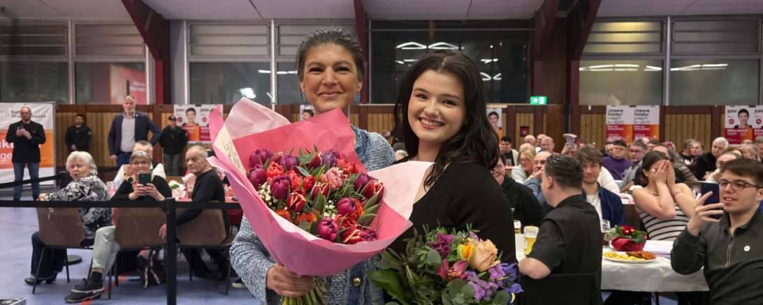 Sahra Wagenknecht (links) und Julia Sievon (Jugendverband BSW Nürnberg). Letztere feierte an diesem Abend ihren 24. Geburtstag. 