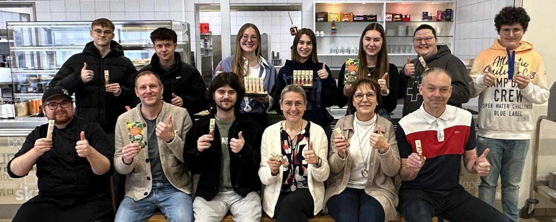 Verbindungslehrer Tom Bamberger und Uwe Schmid flankieren mit Azubis die Schulleiterin Anja Behnke und die Fachbetreuerin Religion, Birgit Keitel