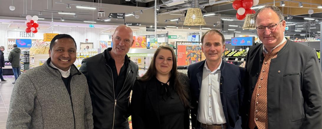 Bei der offiziellen Eröffnung am Mittwochabend, 11. Februar 2026. Auf dem Bild zu sehen (von link): Pater Vinson, Willi Ihle, Marktleiterin Rebekka Kopp, Peter Pletschacher und Bürgermeister Alois Schiegg. 