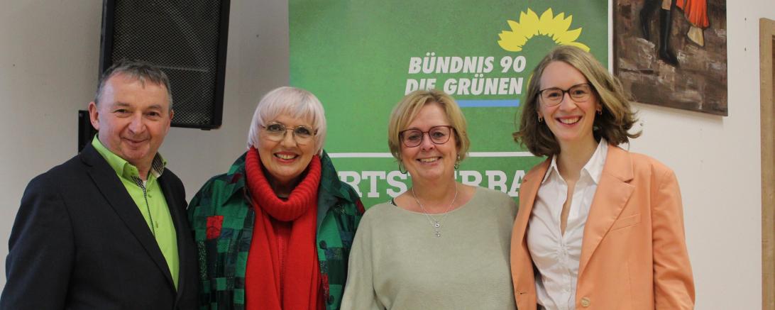 Das Bild zeigt v. l. Albert Riedelsheimer, Claudia Roth, Bärbel Stahl und Eva Lettenbauer. 