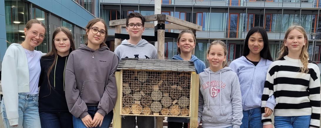 Die Schüler der AG Klimaschule des THG mit ihrem Insektenhotel für den Natur-Lehrpfad am neuen Recyclinghof des AWV.