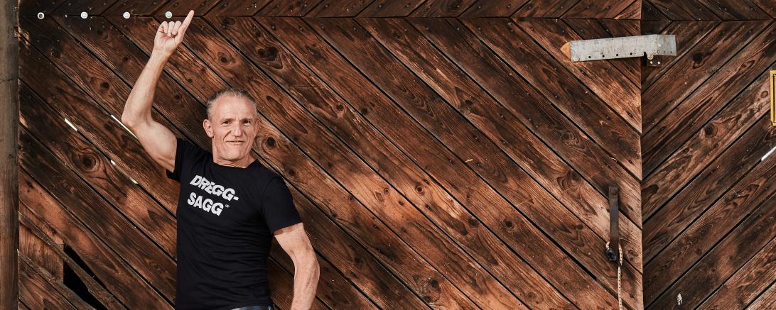 Kabarettist und Comedian Michl Müller tanzt den „Limbo of Life“