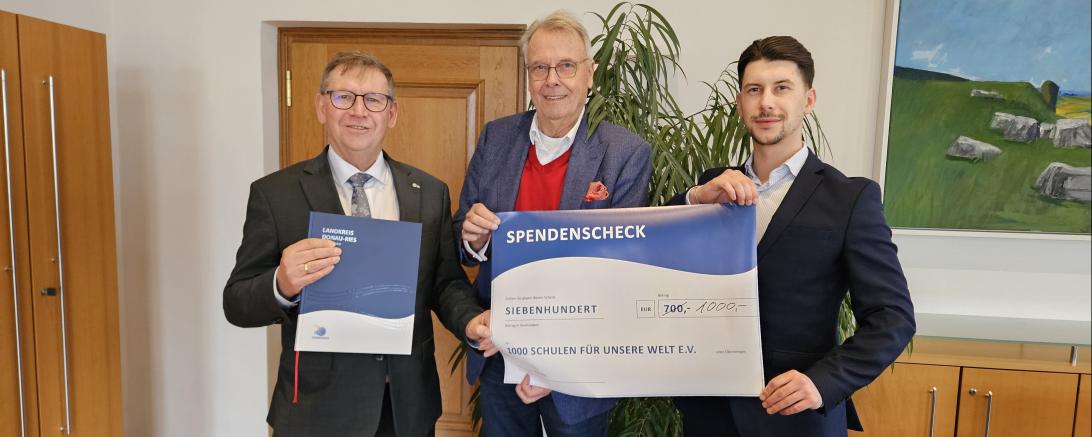 Spendenübergabe neomedia