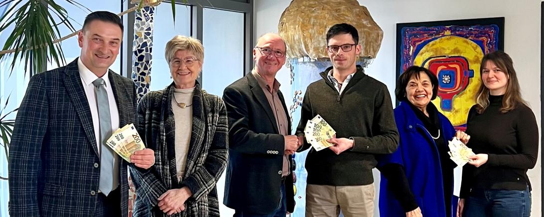 Große Freude herrschte bei der Spendenübergabe im Landratsamt Donau-Ries beim Personalratsvorsitzendem Alexander Wolfinger, Regina Thum-Ziegler (Kinderherz Wemding), Erwin Seiler (Lebenshilfe), Xaver Josef Fensterer (Personalrat), Rosmarie Schweyer (Glühwürmchen e.V.) und Jessica Janu (Personalrätin).