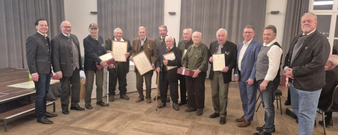 Vorstand des Jagdverbandes Donauwörth, LR Rößle mit den geehrten 60, 65 und 70-jährigen Jubilaren.
