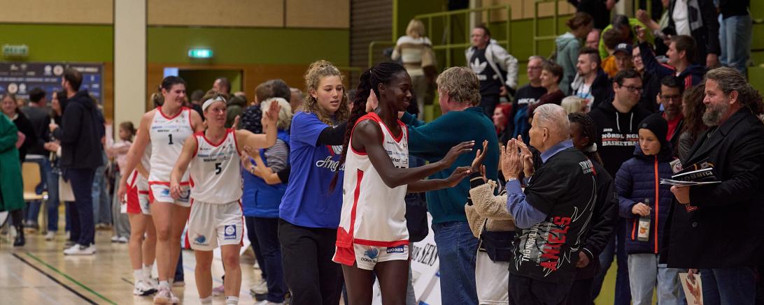 Ein letztes „High Five“ der Eigner Angels  mit den Fans, bevor es in die basketballose Zeit für die Eigner Angels geht. Im September starten sie dann in ihre 20. Erstligasaison. 