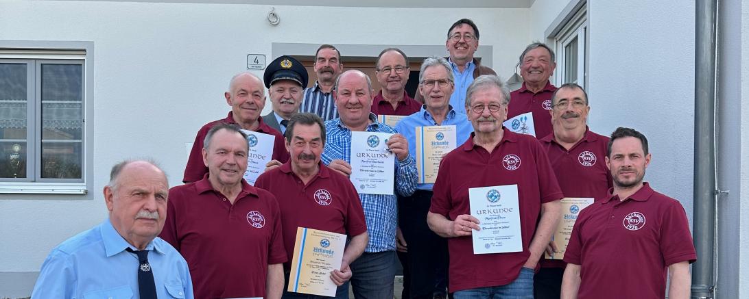 Die Geehrten (von links): Dieter Ollmann, Friedrich Schabert, Friedrich Thum, BKVVertreter, Karl Wiedenmann, Friedrich Wunder, Werner Wunder, Manfred Eberhardt, Karl-Heinz Weidner, Hans Schwarz, Bürgermeister Andreas Bruckmeier, Manfred Thum, Erwin Schabert, Werner Erhardt, 1. Vorstand Matthias Wunder. Leider verhindert waren Harald Eberle, Hermann Schröppel und Johann Wunder.