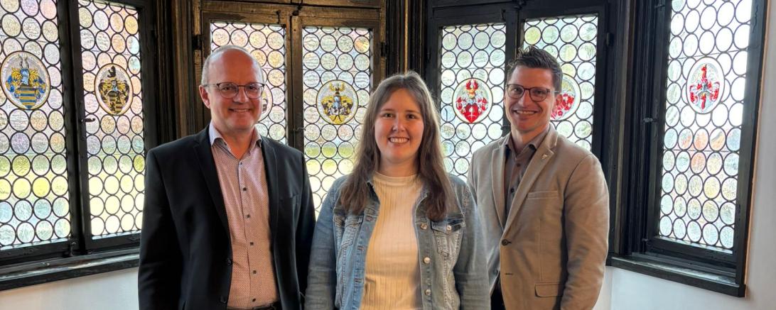 Bei einer kleinen Feierstunde im Nördlinger Rathaus gratulierten Oberbürgermeister David Wittner (rechts im Bild) und Stadtkämmerer Bernhard Kugler Anna Lang zur erfolgreich bestandenen Prüfung zur Verwaltungsfachwirtin (BVS).