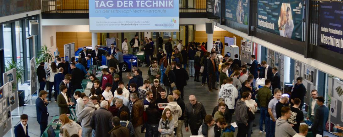 Reges Treiben in der Aula der Fritz-Hopf-Technikerschule Nördlingen. Die Veranstaltung stieß auf großes Besucherinteresse
