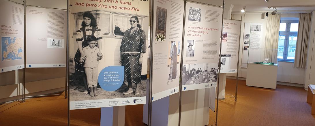 Die Wanderausstellung „Schwäbische Sinti und Roma in Vergangenheit und Gegenwart“ ist vom 17. März bis 8. November 2026 im Stadtmuseum Nördlingen zu sehen. Sie beleuchtet die Geschichte, Kultur und Lebenswelt der deutschen Sinti und Roma – von den ersten Belegen im 15. Jahrhundert über die Verfolgung im Nationalsozialismus bis in die Gegenwart.