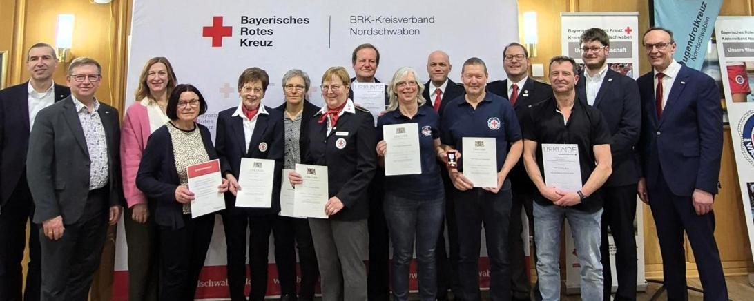 v.l.n.r.: Arthur Lettenbauer (BRK-Kreisgeschäftsführer), Landrat Stefan Rößle, Rita Ortler (stv. Bürgermeisterin Nördlingen), Edeltraud Feldmann, Monika Kanz, Manuela Lettenbauer, Michaela Mader, Dieter Thrän, Gudrun Deisenhofer, André Weiß (stv. Kreisbereitschaftsleiter), Michael Deisenhofer, Norbert Jawansky (Kreisbereitschaftsleiter), Christian Beutel, Marco Korhammer (Leiter der Jugendarbeit), Johann Natzer (Vorsitzender BRK Nordschwaben)