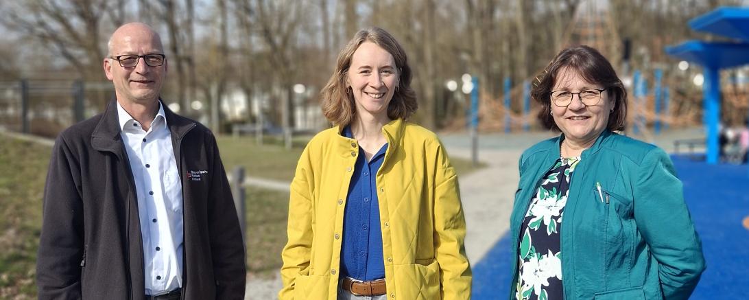 V.l.n.r.: Martin Heilingbrunner (SGL Soziales beim BRK), Eva Lettenbauer MdL, Helga Mandlik (Schulleiterin Sebastian-Franck-Grundschule Donauwörth)
