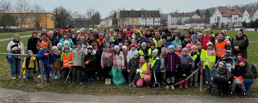 Mit Handschuhen und Müllsäcken im Einsatz: Zahlreiche Freiwillige machten Nördlingen bei der Flursäuberungsaktion 2026 wieder ein Stück sauberer.