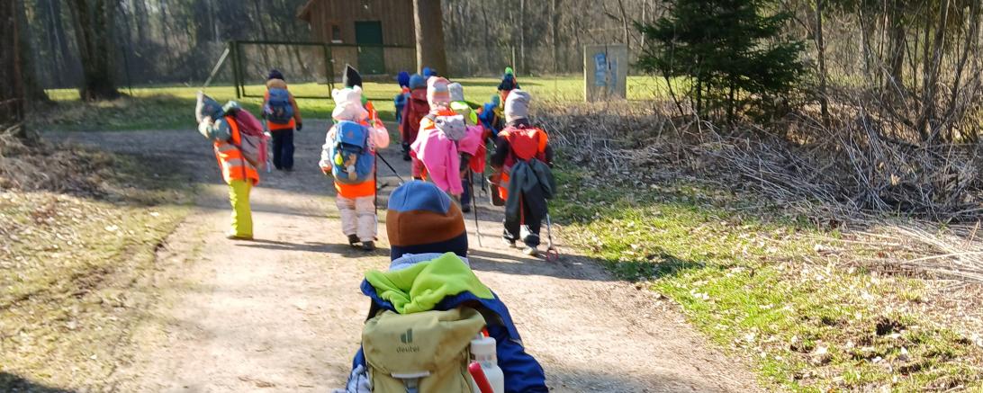Die Kinder des BRK-Waldkindergartens „Lechfasane“ in Rain unterwegs bei der Flursäuberungsaktion des AWV.