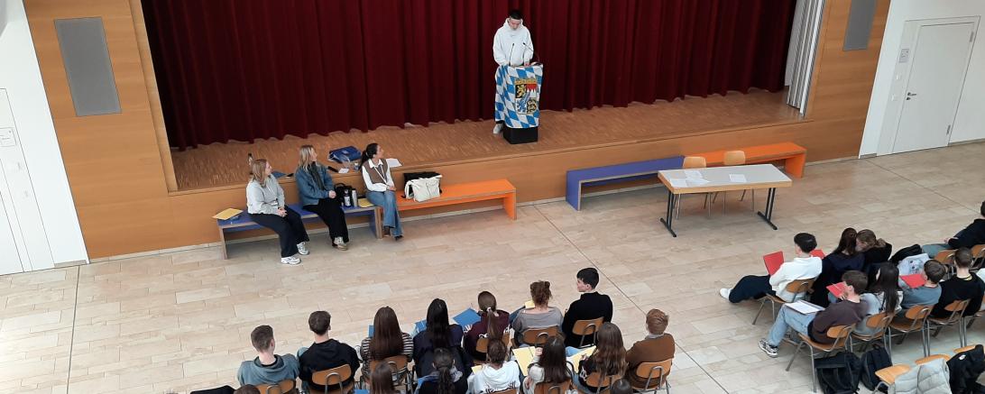 Die Aula des THG Nördlingen verwandelte sich für das Planspiel "Der Landtag sind wir" in den Plenarsaal. 