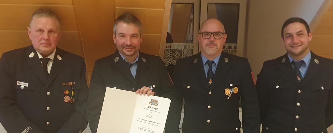 V.l.n.r.: Kreisbrandmeister Xaver Berchtenbreiter, Kassier Phillipp Starz, 1. Kommandant Andreas Boser, 1. Vorstand Dominik Blank