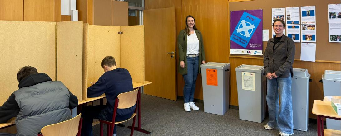 Die Gemeindliche Jugendarbeiterin Nina Thorwart (rechts) und Studienrätin Annika Ott (links) verwandelten ein Klassenzimmer der Realschule Maria Stern Nördlingen für die U18-Wahl der 10. Klassen in ein Wahllokal mit Wahlurnen und -kabinen.