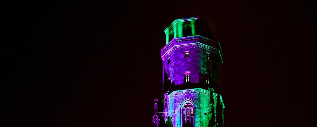 Das Bild zeigt das Wahrzeichen Nördlingens, den „Daniel“, der beim Rundum Kultur Kulturfestival 2024 erstmals mit einem Lichtkunstprojekt illuminiert wurde.