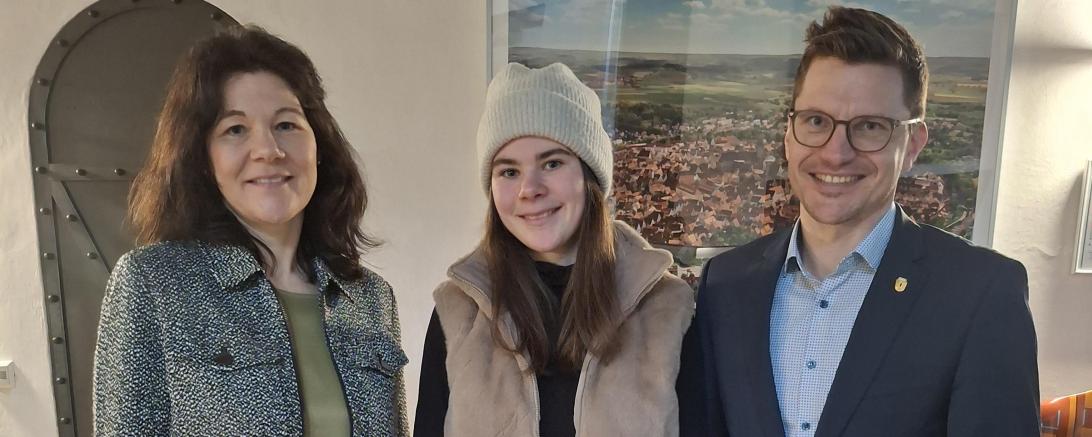 Spende statt Präsente: Simone und Ramona Gerstmeyr von der Bruckmühle Nähermemmingen übergeben an Oberbürgermeister David Wittner 1.500 Euro für die Stiftung „Nördlinger Hilfe in Not“ und setzen damit ein Zeichen für regionale Solidarität.