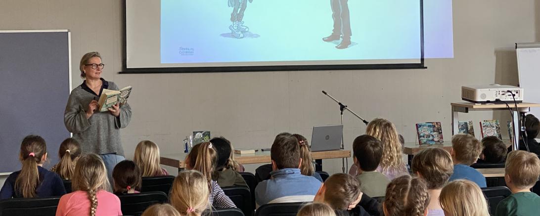 Silke Schellhammer bei der Lesung in Harburg.