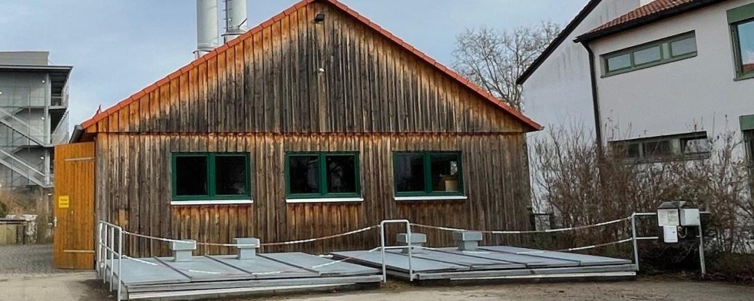 Die Hackschnitzelheizung in der Oskar-Mayer-Straße ist ein zentraler Baustein der kommunalen Wärmeversorgung: Über ein Wärmenetz versorgt sie unter anderem umliegende Schulen sowie das neue Kraterbad zuverlässig mit nachhaltiger Energie. Beim Infostand auf dem Frühjahrsmarkt wird unter anderem über das Thema Heizen und zukünftige Wärmeversorgung informiert.