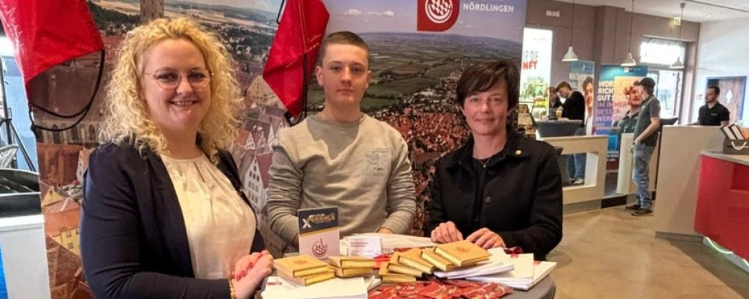Informationsaustausch auf Augenhöhe: Am Stand der Stadt Nördlingen informierten sich zahlreiche Schülerinnen und Schüler über Ausbildungs- und Praktikumsmöglichkeiten und nutzten die Gelegenheit zum persönlichen Gespräch mit Vertreterinnen und Vertretern der Stadtverwaltung.