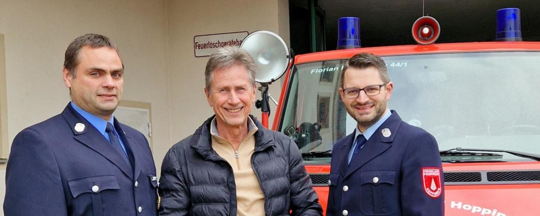 Das Bild zeigt von links: 2. Kommandant Stefan Wiedenmann, Martin Oberman, 1. Vorsitzender Simon Schmidbaur
