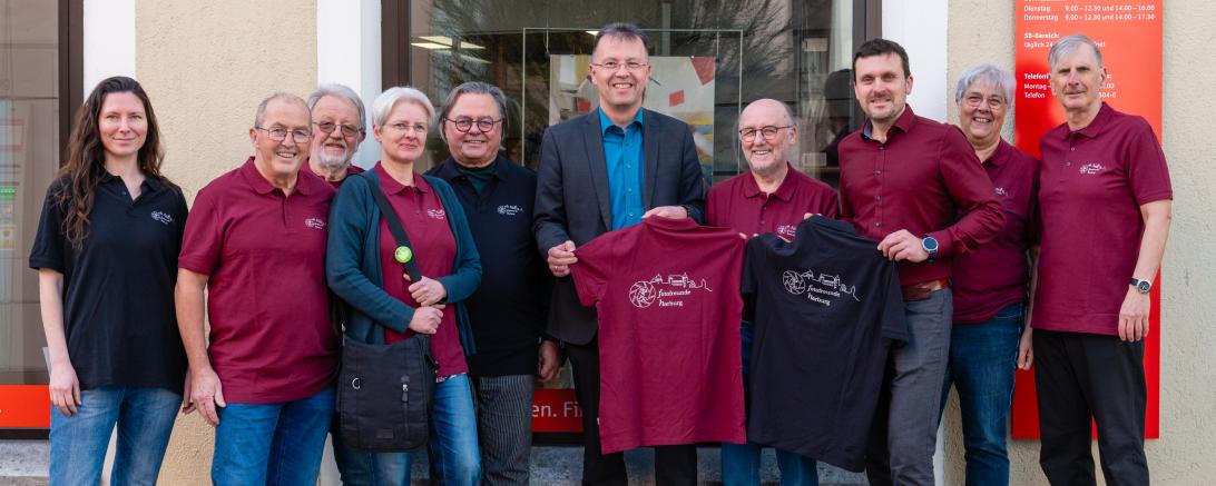 Die Fotofreunde Harburg mit Franz-Xaver Bach (5.v.r.) von der Sparkasse und Bürgermeister Christoph Schmidt (3.v.r.) bei der offiziellen Übergabe der Poloshirts.