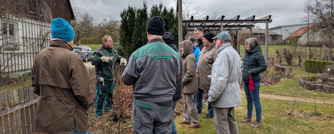 Die Teilnehmenden hörten gespannt Charly Rembold zu.