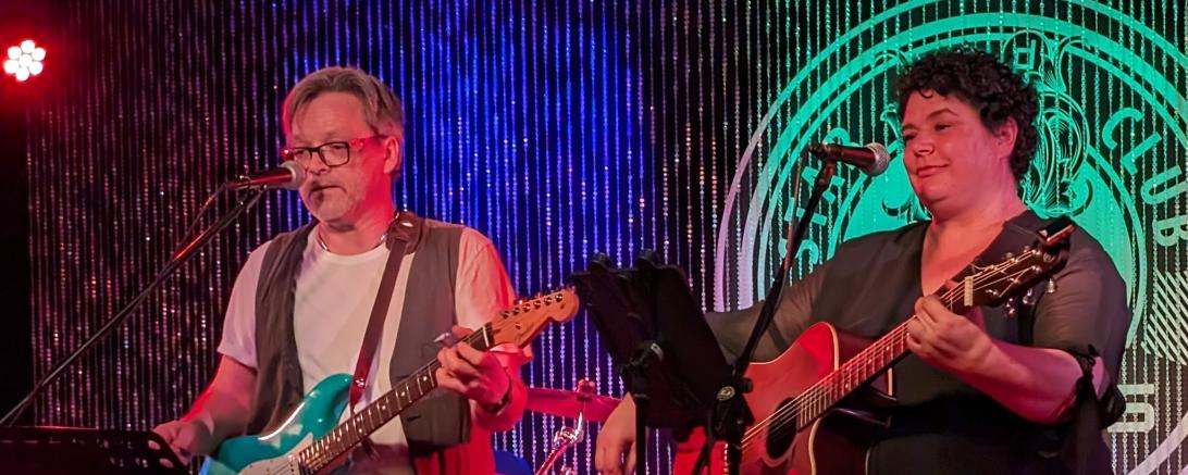 Die „Annette und Alexander BeatBand“ spielt zur Nördlinger Kneiptour im evangelischen Gemeindezentrum.