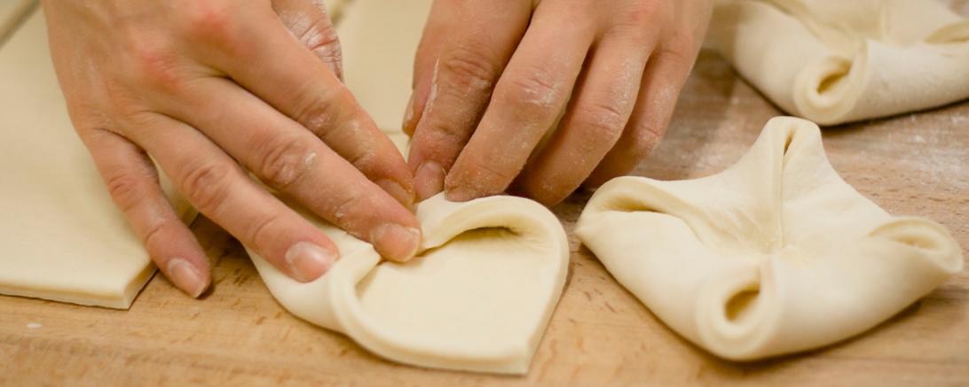 Backen lernen lohnt sich: Bäckerei-Azubis haben jetzt 50 Euro mehr im Portemonnaie. „Damit wird die Ausbildung am Backofen und Verkaufstresen in Bäckereien deutlich attraktiver“, so die Gewerkschaft NGG Schwaben.