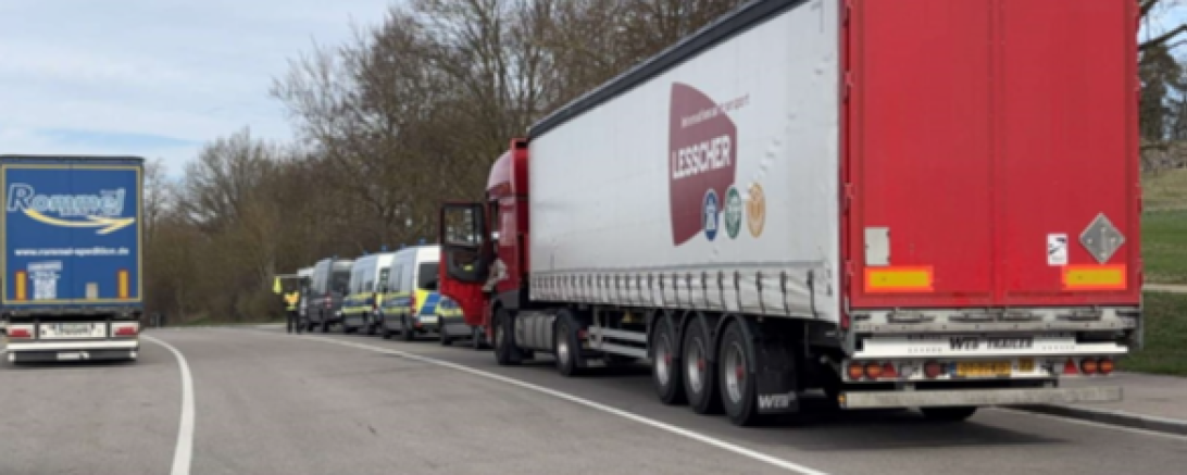 In Harburg wurden zahlreiche Lkw von der Polizei kontrolliert.