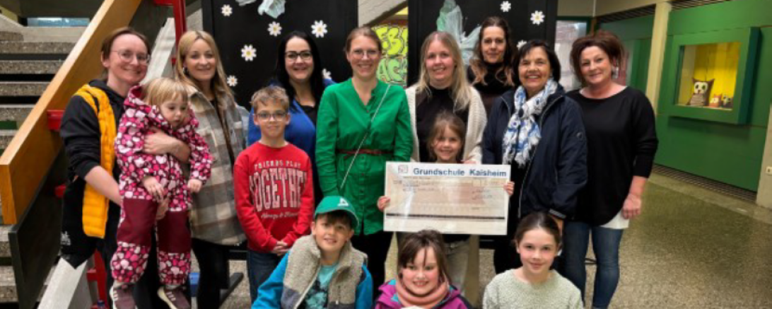 Die Schulleiterin Birgit Heindl (rechts stehend) neben der 1. Vorsitzenden Rosmarie Schweyer von Glühwürmchen e.V. (Zweite von rechts) und einem Teil des Elternbeirats sowie Schulkindern der Graf Heinrich-Grundschule Kaisheim.