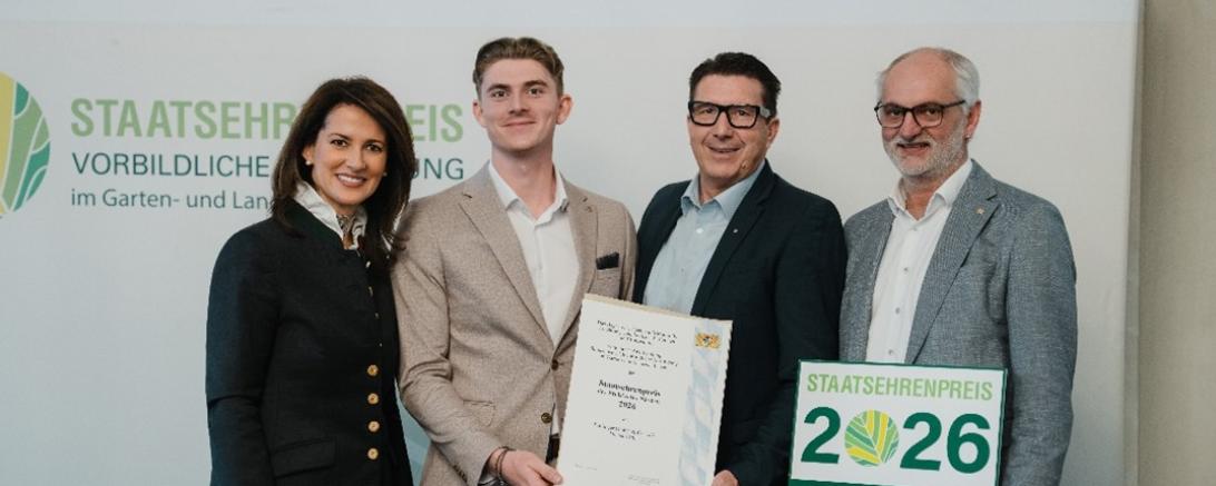 Auszeichnung der Firma Bullinger Gartengestaltung mit dem Staatsehrenpreis für vorbildliche Ausbildung im Garten- und Landschaftsbau 2026. V.l.: Staatsministerin Michaela Kaniber, Johannes Bullinger, Geschäftsführer Josef Bullinger und Dietmar Lindner, Präsident des VGL Bayern.