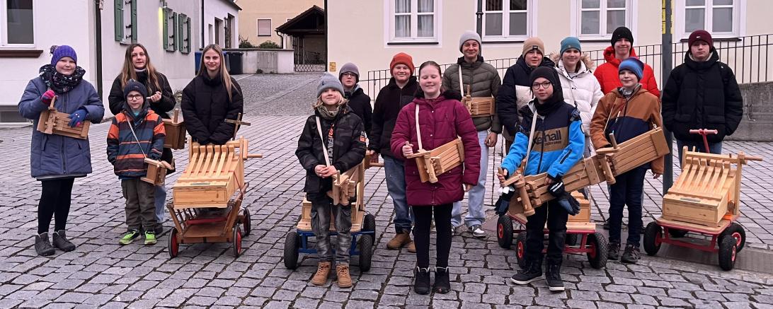 Auch in Monheim sind die Kinder mit ihren Ratschen unterwegs.