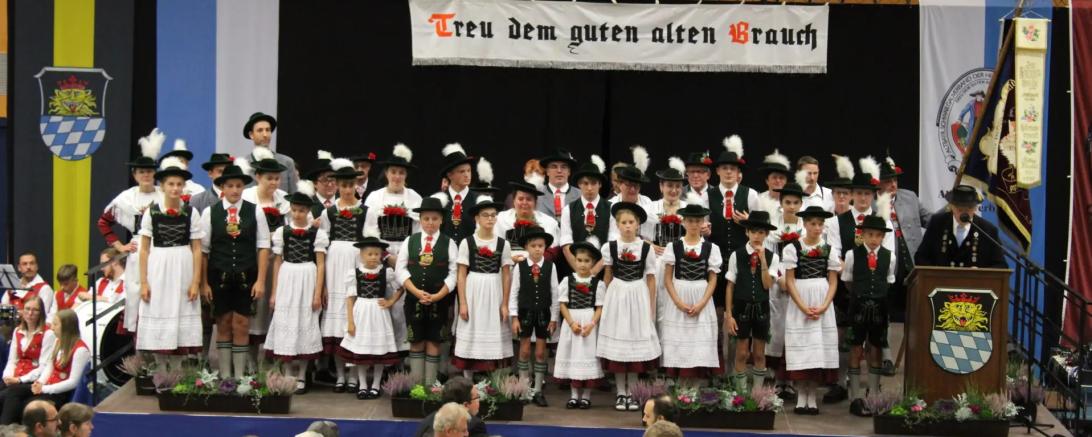 Trachtenverein Rain bei einer Aufführung