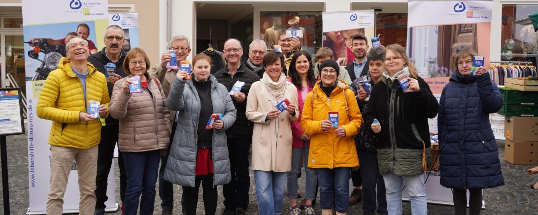 (v.l.n.r): Stadträte Wolfgang Goschenhofer, Thomas Mittring und Gabriele Fograscher, Bezirksrat Peter Schiele, Irene Hilz, Aufsichtsrat Erwin Seiler, Manfred Steger, 3. Bürgermesiterin Gudrun Löffler-Gebert, Aufsichtsrat Johann Kechele, Vanessa Stumpf vom Modegeschäft Lettenbauer, Irene Rau Aufsichtsrat, Florian Strasser,  Sigrid Herzog, Natalie Schlicker, Kornelia Brüske