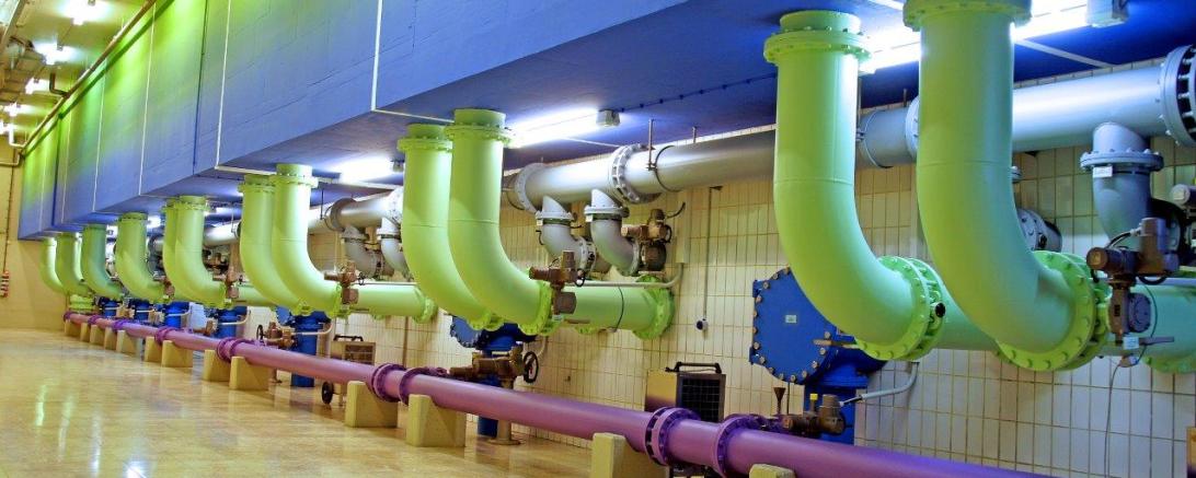 Im Wasserwerk in Genderkingen sind die Leitungen, durch die das Rohwasser und das Reinwasser fließt farblich abgegrenzt.