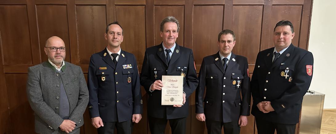 Uwe Stropek wird für 45 Jahre aktiven Feuerwehrdienst geehrt.