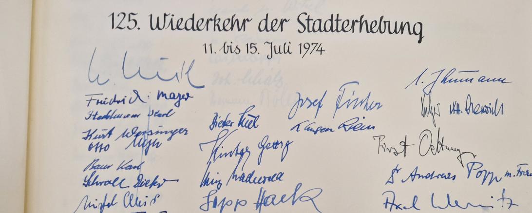 Der erste Eintrag ins Goldene Buch