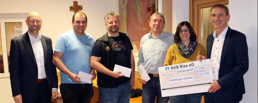 Zum 125-jährigen Jubiläum der Genossenschaft in Herblingen überreichte die Raiffeisen-Volksbank Ries Spenden von jeweils 250 Euro an die örtlichen Vereine. Unser Bild zeigt (von links): Stv. Vorstandsvorsitzender Dr. Walter Greiner, Benedikt Stelzle (FFW Herblingen), Uwe Kirchenbaur (Krieger- und Veteranenverein Herblingen), Roman Leister (SpVgg Herblingen-Hochaltingen), Annette Lechner (Kirchenchor Herblingen-Hochaltingen).